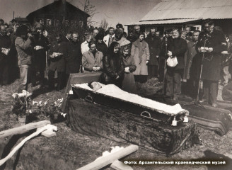 Похороны Ф.Абрамова, траурный митинг. У микрофона В. Белов. Веркала, 19 мая 1983 года. Фото - Кучеров Р.П.